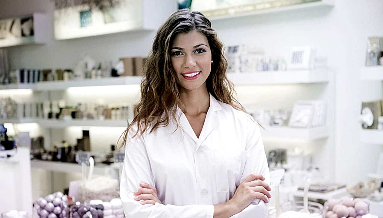 Woman beautician using planfy booking system for beauty salons.