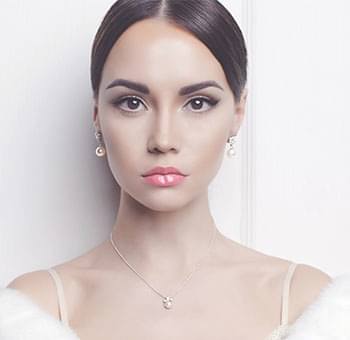 Woman customer with minimal make-up standing in beauty salon.